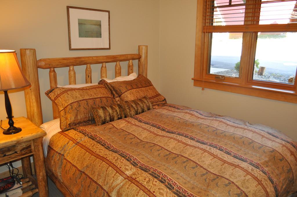 Red Mountain Village Condos Rossland Room photo