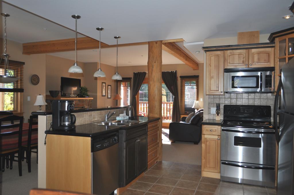 Red Mountain Village Condos Rossland Room photo
