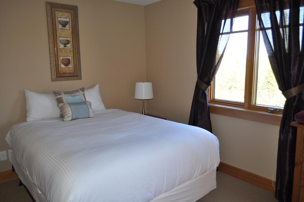 Red Mountain Village Condos Rossland Room photo