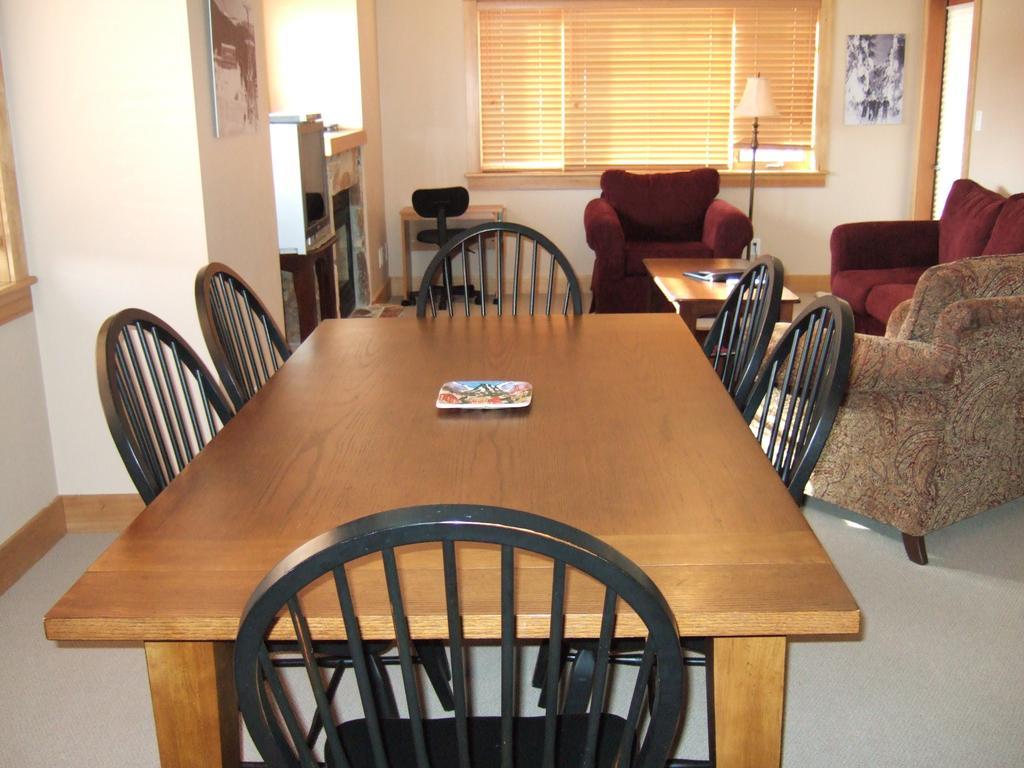 Red Mountain Village Condos Rossland Room photo