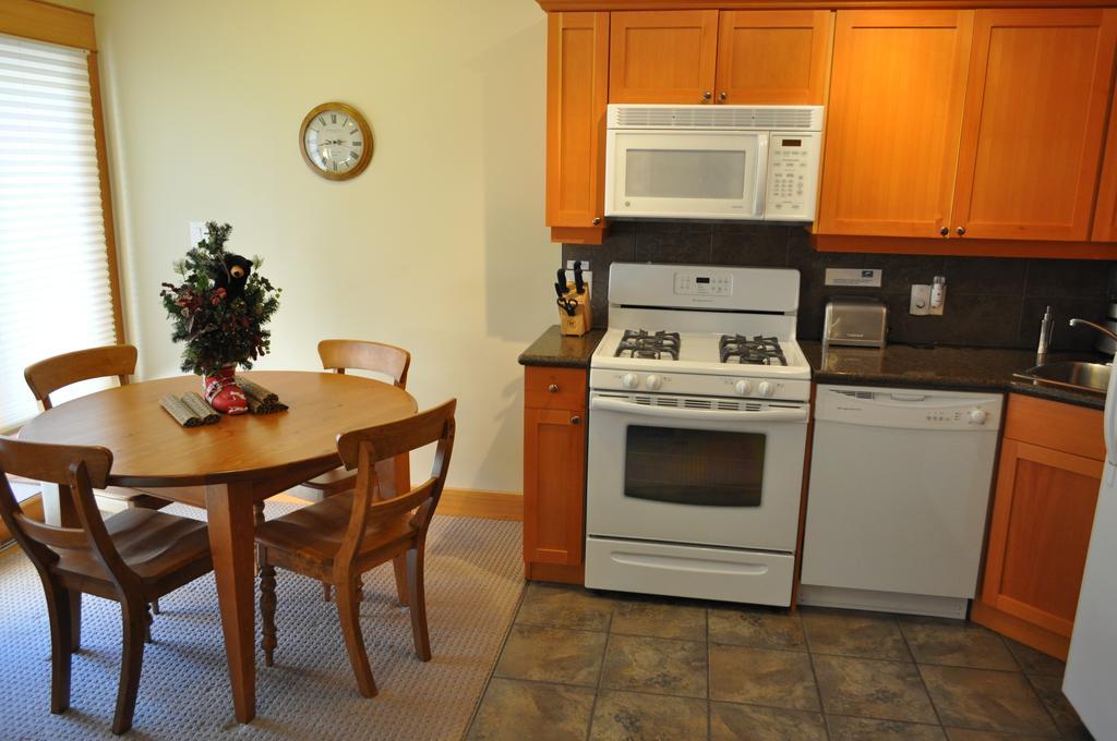 Red Mountain Village Condos Rossland Room photo