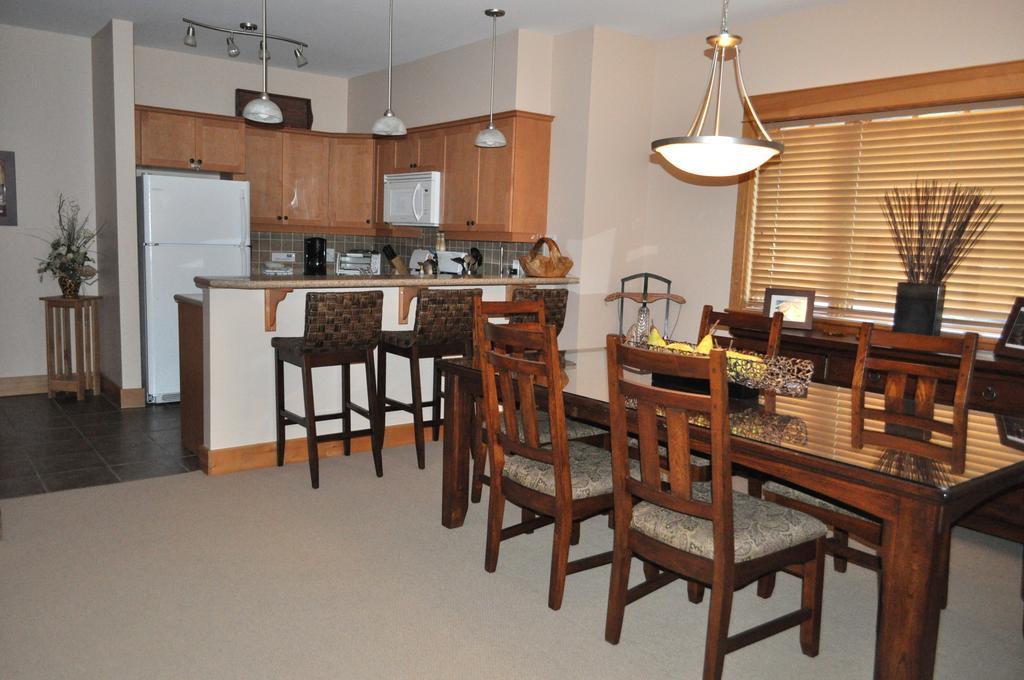 Red Mountain Village Condos Rossland Room photo